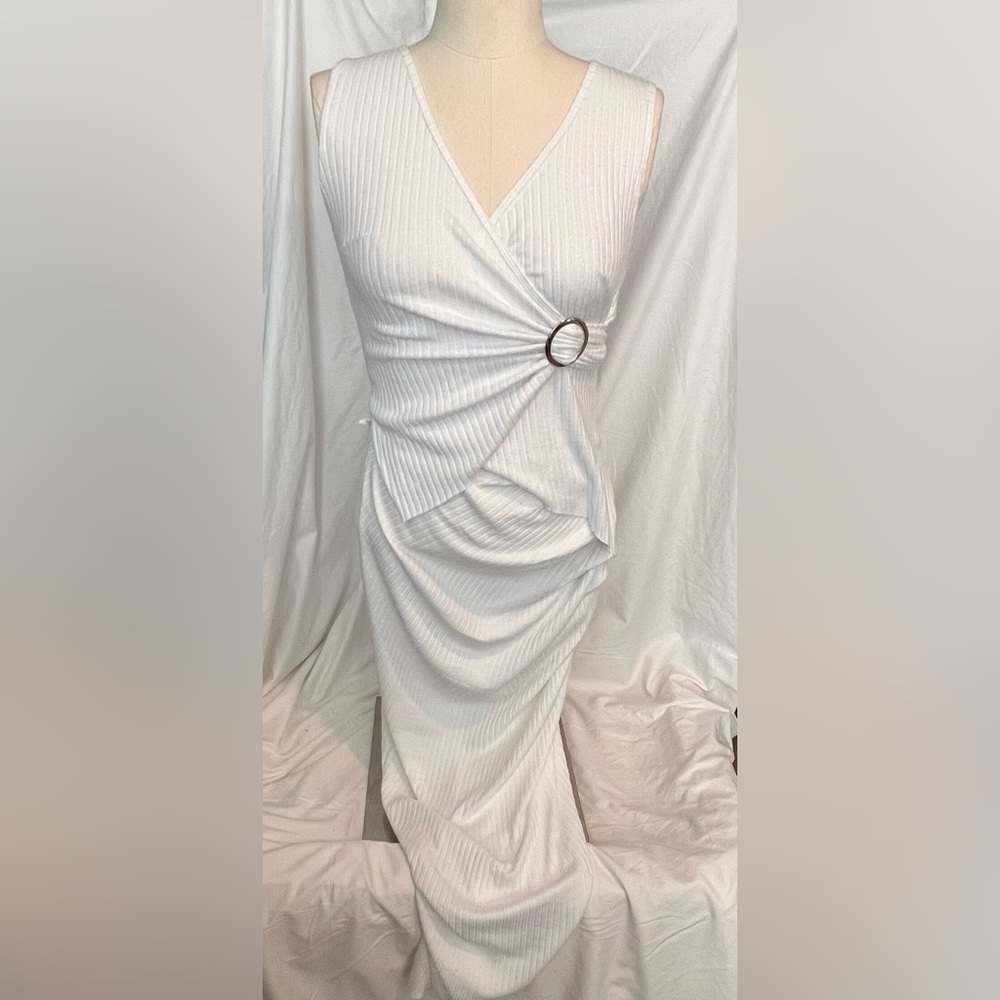 Chic White Maxi Dress with Ring Accent